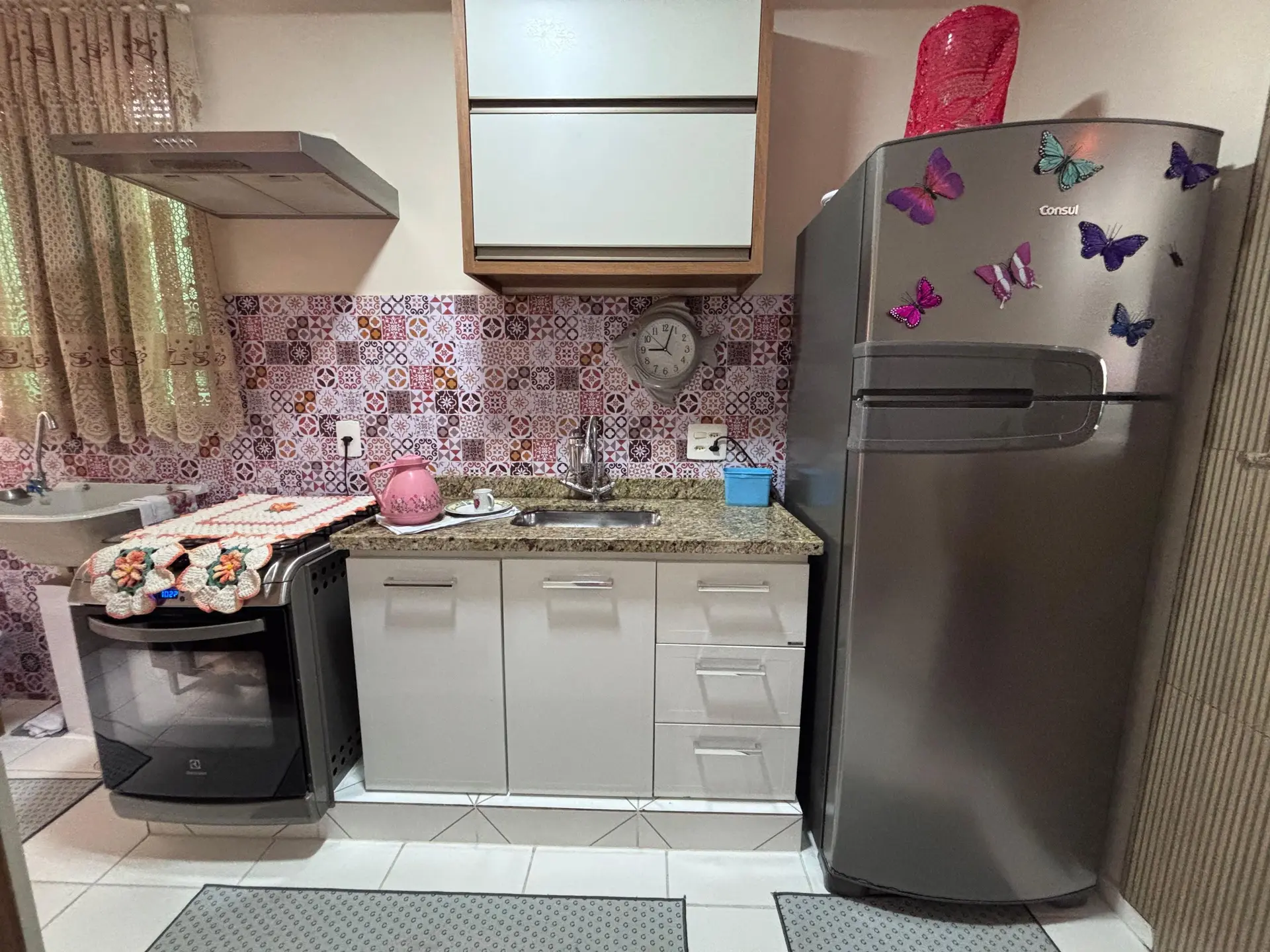 Furnished 2-bedroom apartment with open-plan gas kitchen — photo 4