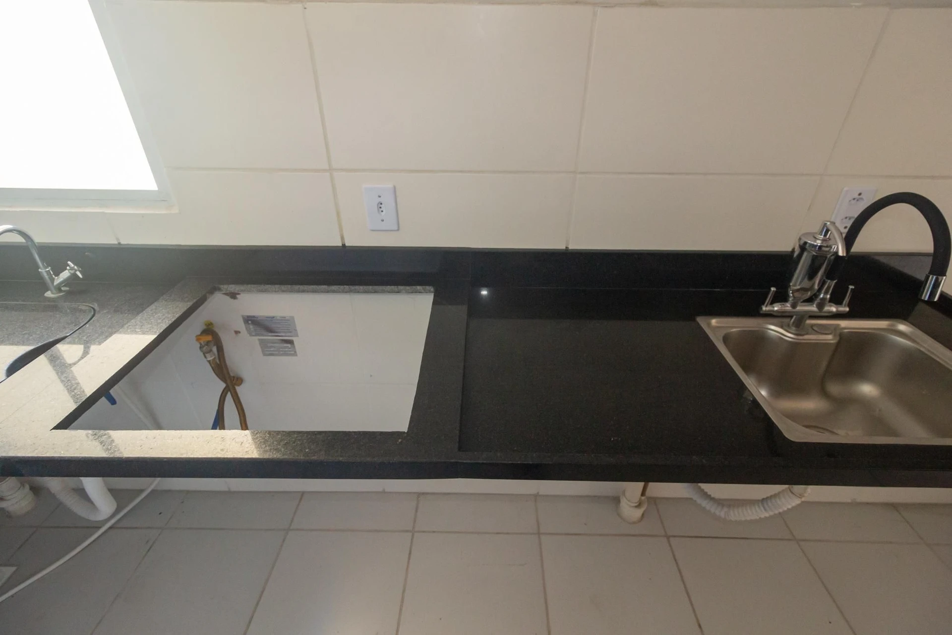 2-bedroom apartment with a laundry area — photo 2