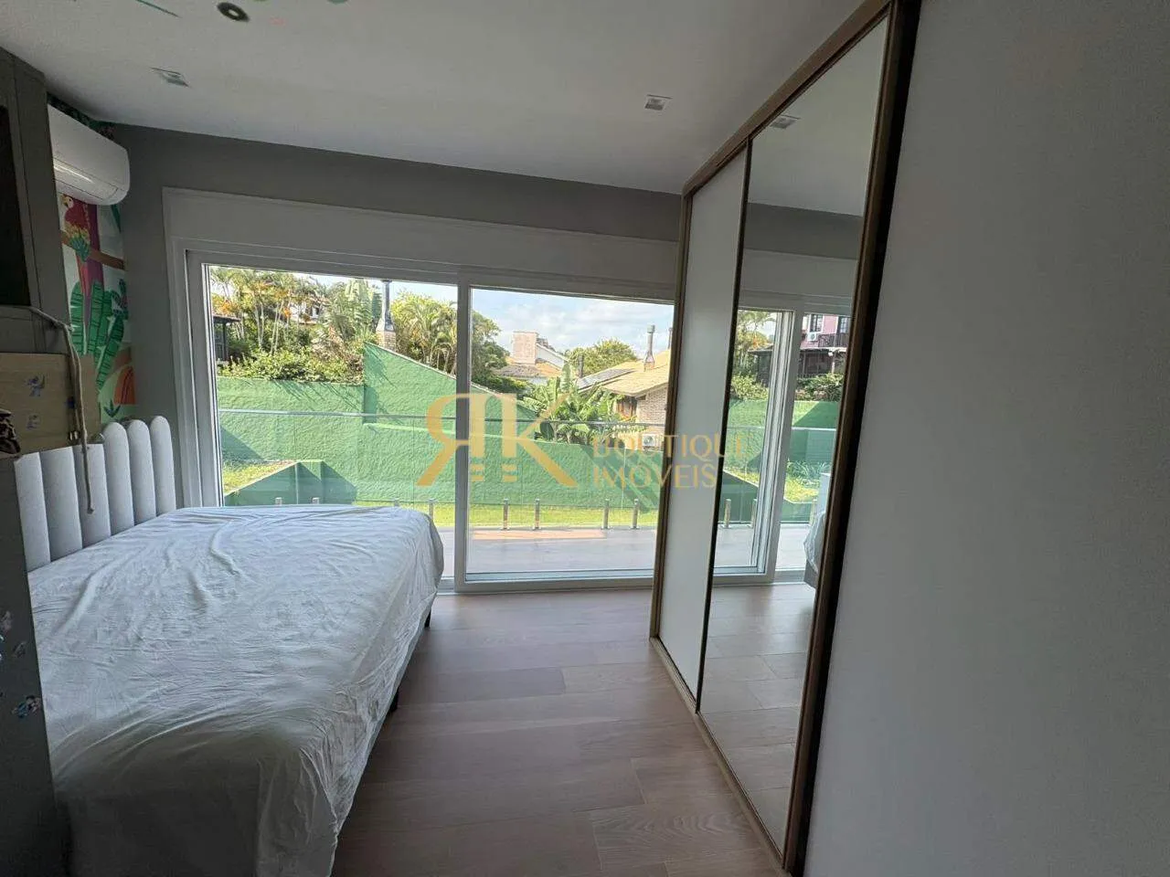 House with 4 en-suite bedrooms and a private pool — photo 15
