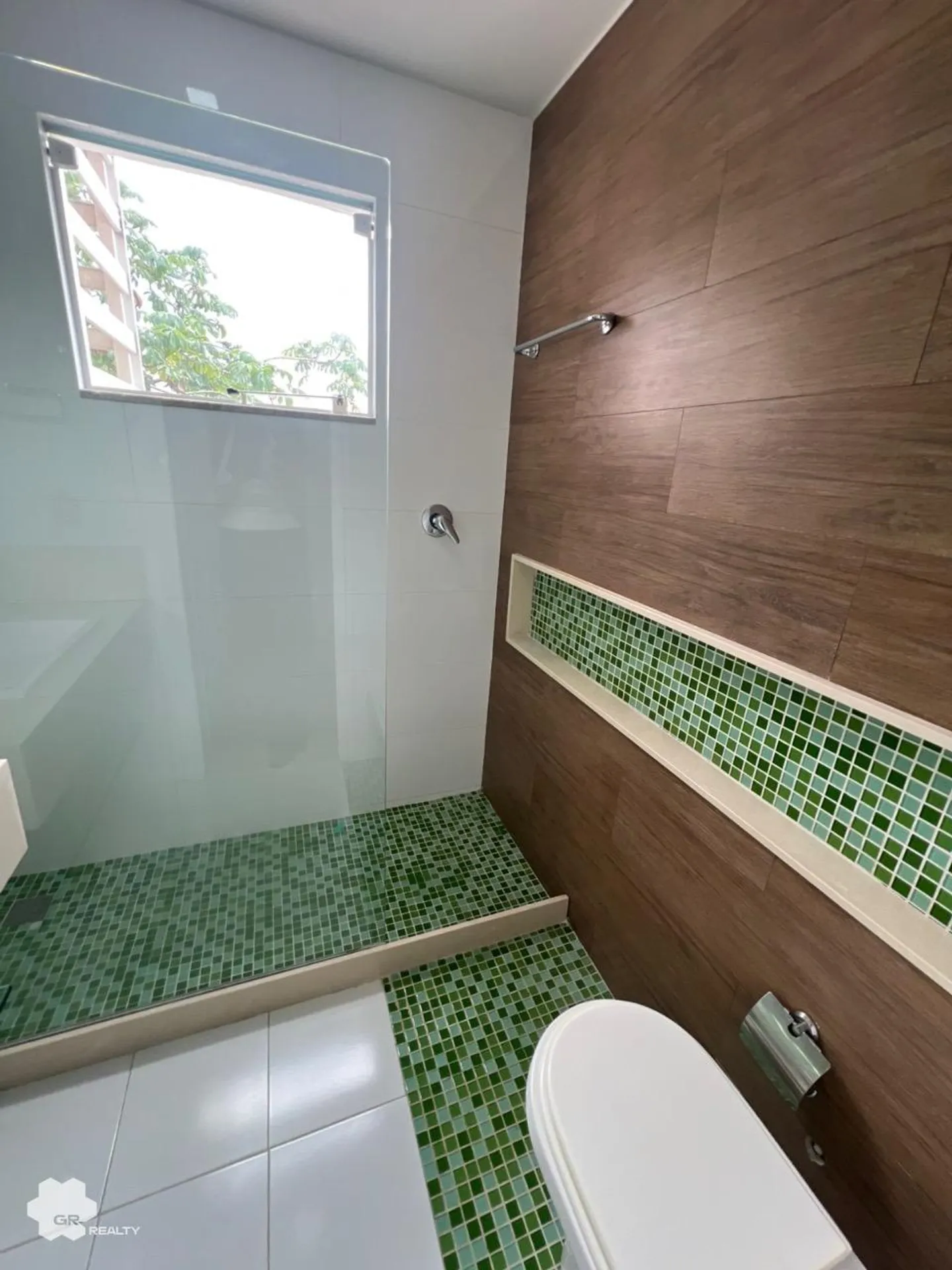 House with 6 en-suite bedrooms and 468 m² of space — photo 37