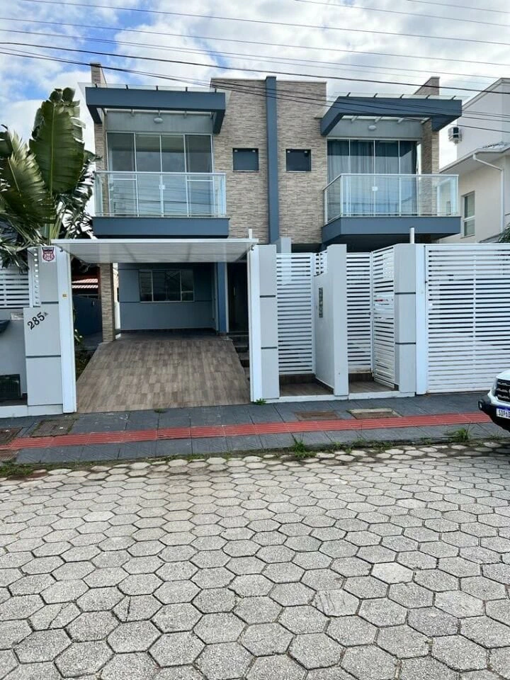 House with 3 bedrooms and 3 bathrooms, 150 m²