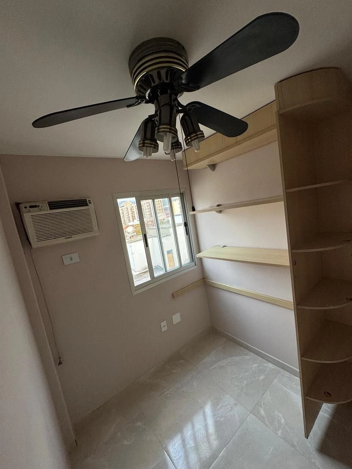 Apartment with 3 bedrooms and 4 bathrooms, balcony sink — photo 4