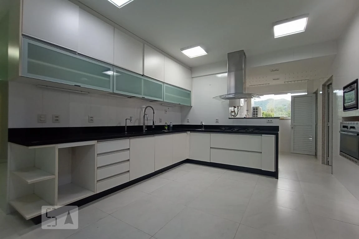 Apartamento de 4 quartos com janelas do piso ao teto — photo 25