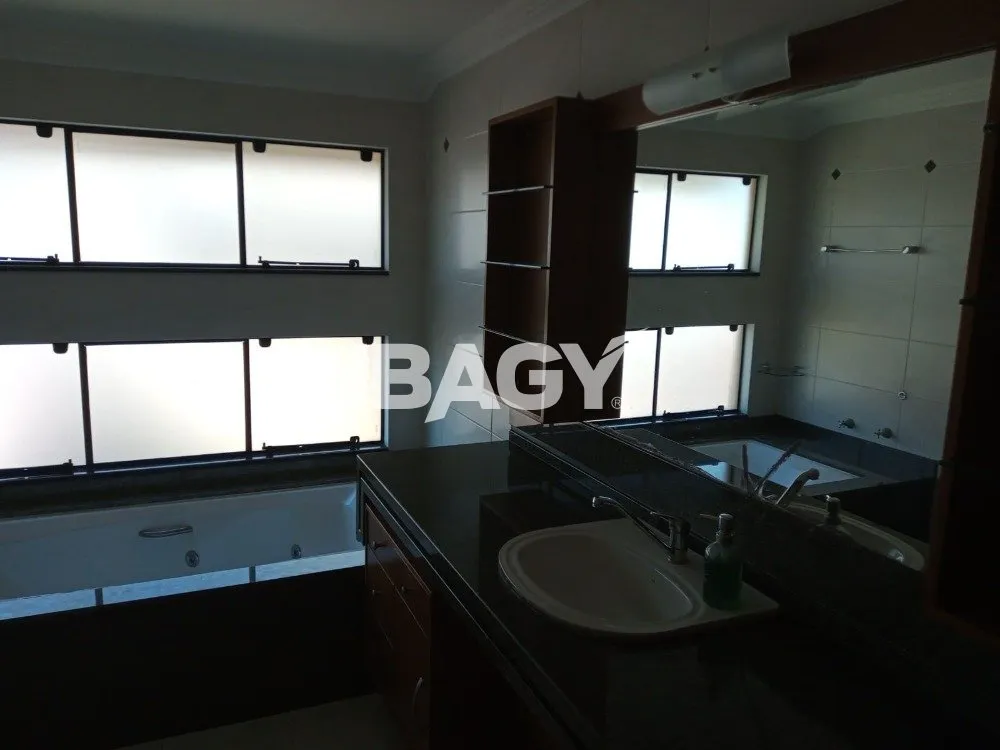 3-bedroom house with 1 suite and a separate kitchen — photo 10