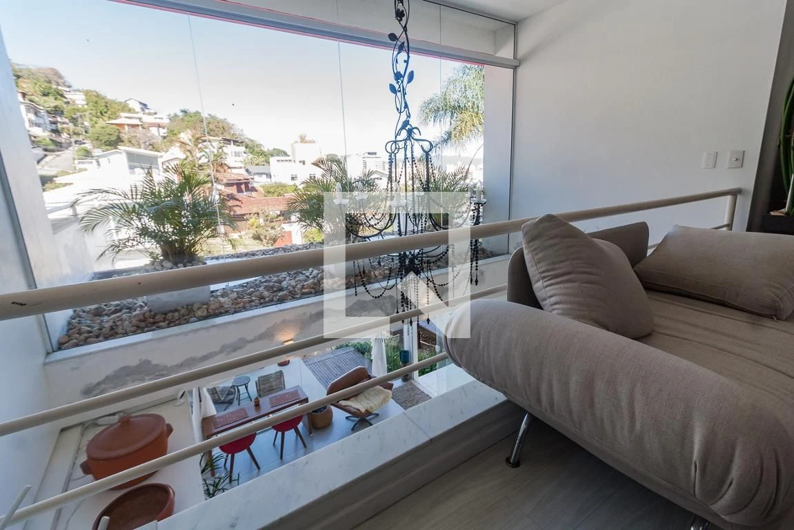 Furnished studio in a building with a pool — photo 3