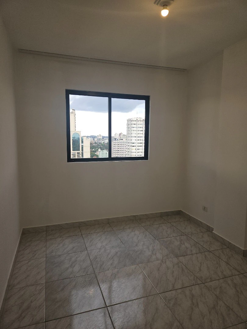 2-bedroom apartment with no parking and a closed kitchen — photo 17