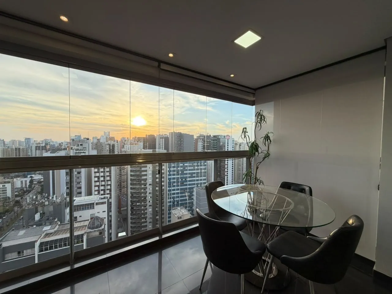 Floor-to-ceiling windows in a 3-bedroom apartment, 133 m²