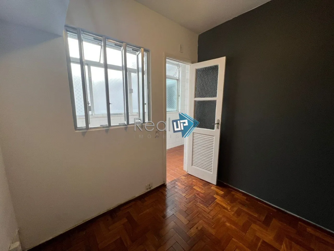 2-bedroom apartment with a glazed balcony — photo 31