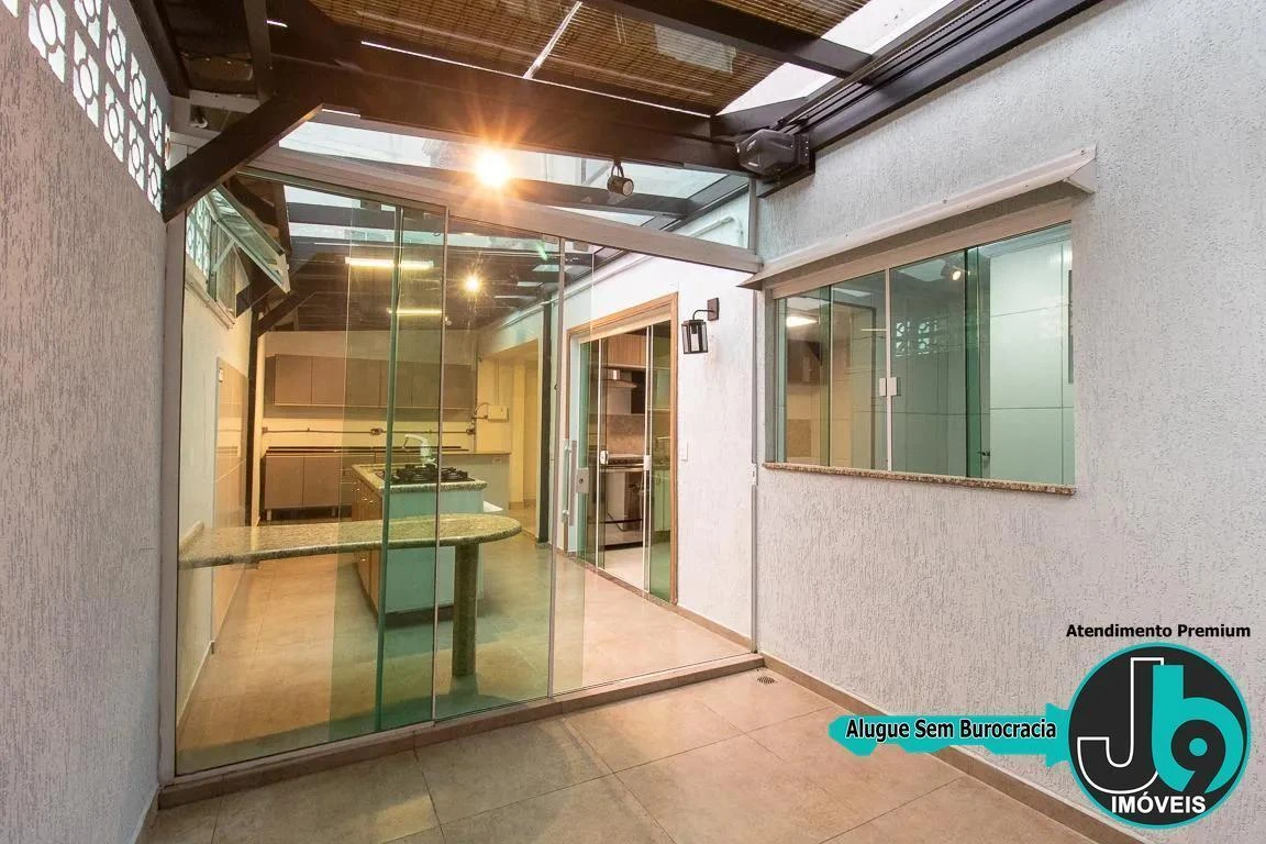 212 m² house with a home office and a glass-enclosed balcony — photo 18