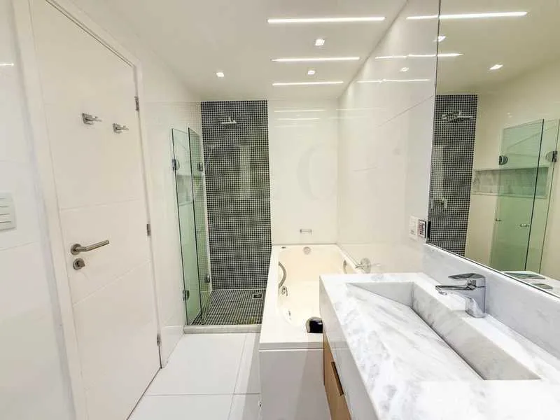Furnished apartment, 136 m², with a glass-enclosed balcony — photo 6