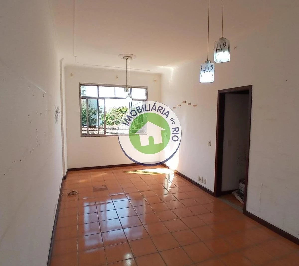 3-bedroom, 2-bath apartment with no parking space — photo 3
