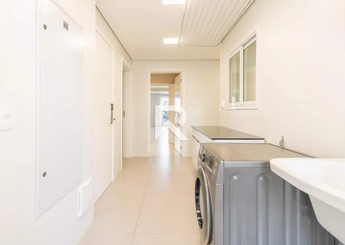 255 m² apartment with a bathtub and a walk-in closet — photo 31