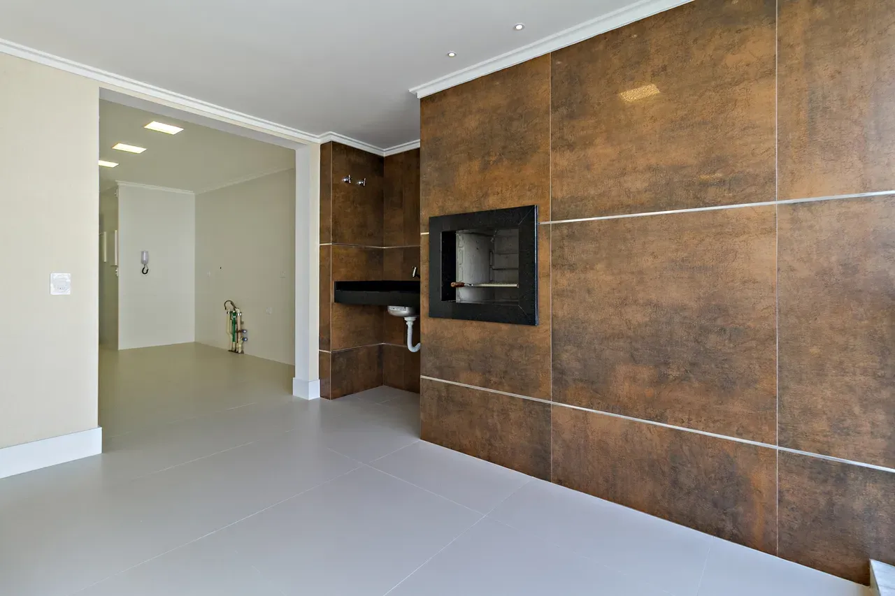 Balcony with a grill in a 4-bedroom apartment, 158 m² — photo 16