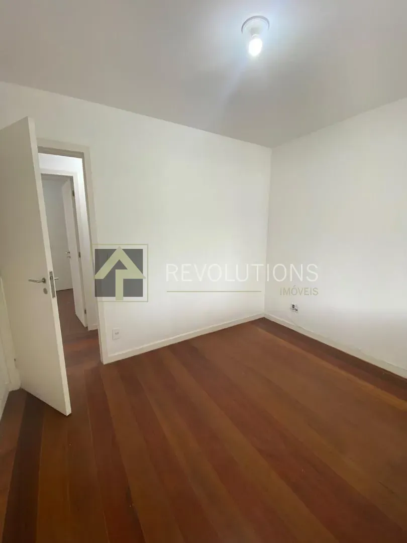 3-bedroom apartment with wood or laminate floors — photo 11