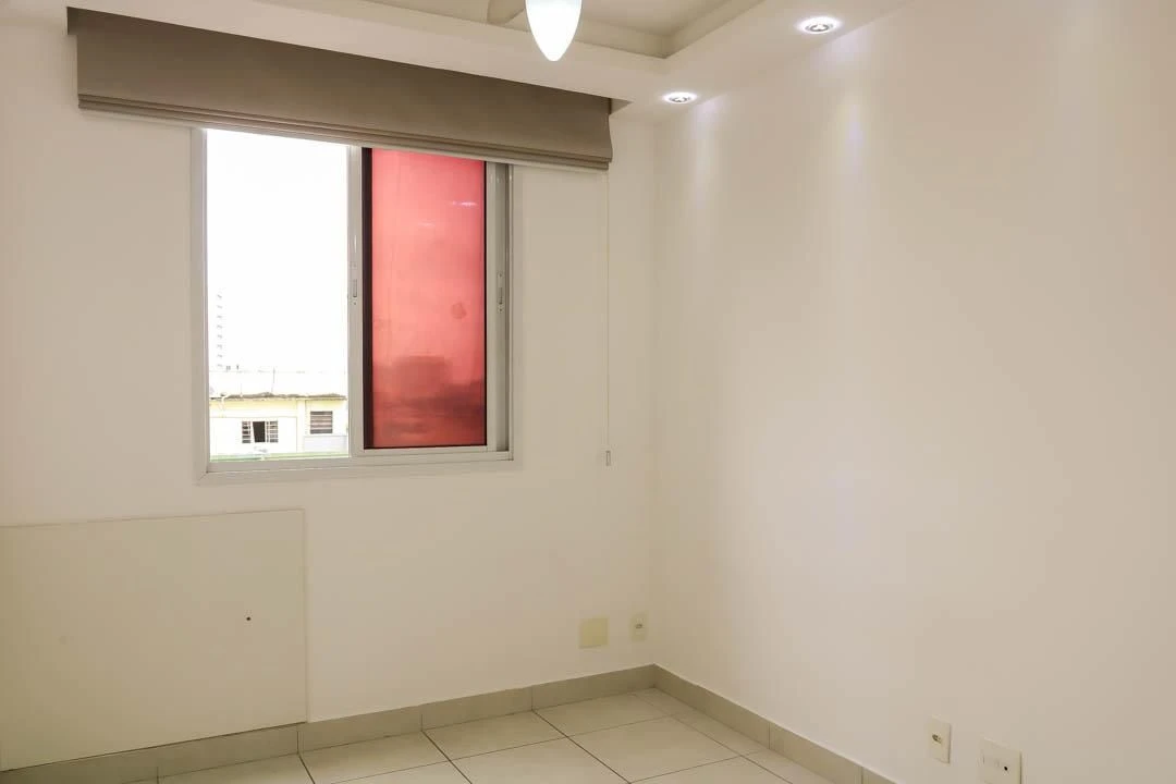 Balcony with a grill in a 2-bedroom apartment, 60 m² — photo 78