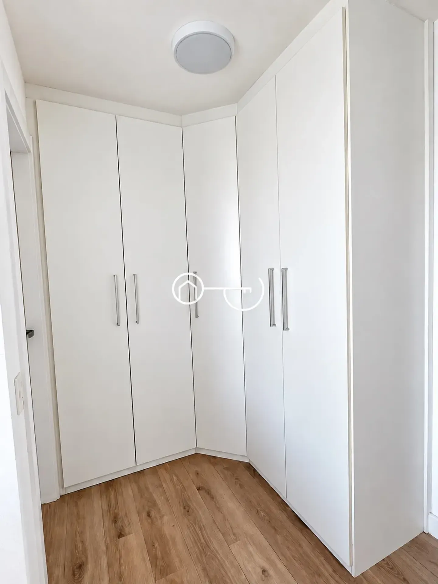 Furnished apartment, 79 m², with floor-to-ceiling windows — photo 8
