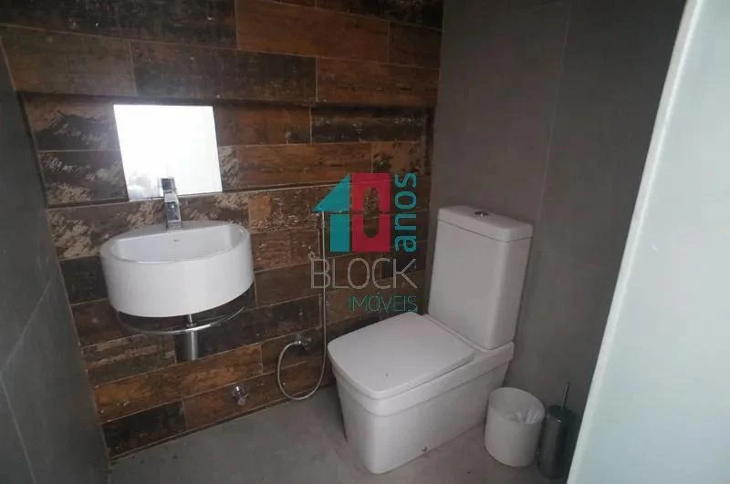 Ванна та 4 спальні: будинок 980 м² — photo 22