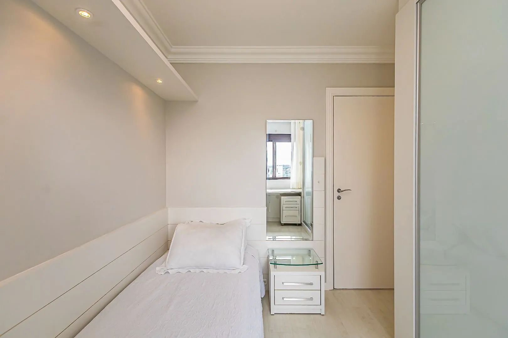 119 m² apartment with floor-to-ceiling windows and a bathtub — photo 9