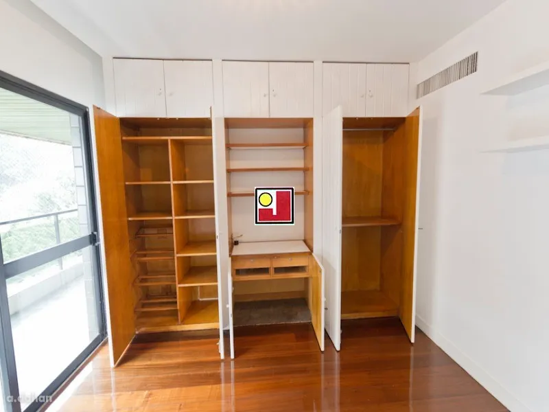 4-bedroom apartment with a glass-enclosed balcony — photo 33