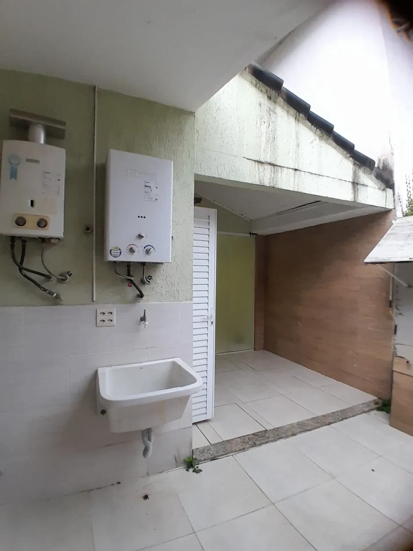 House with 4 en-suite bedrooms and 3 parking spots — photo 30