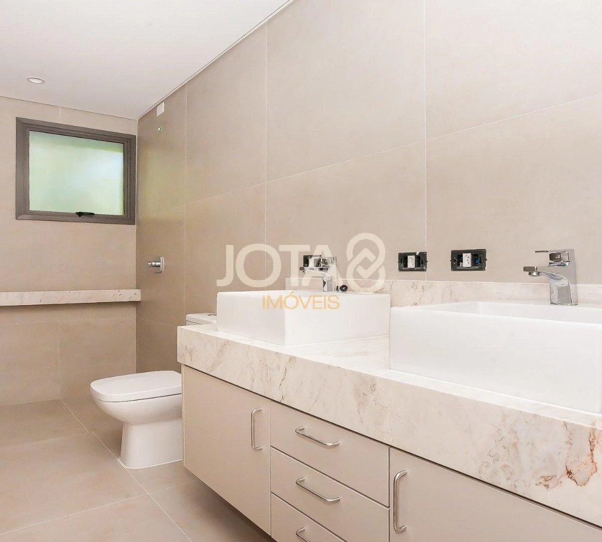 Balcony with a grill in a 3-bedroom apartment, 143 m² — photo 40