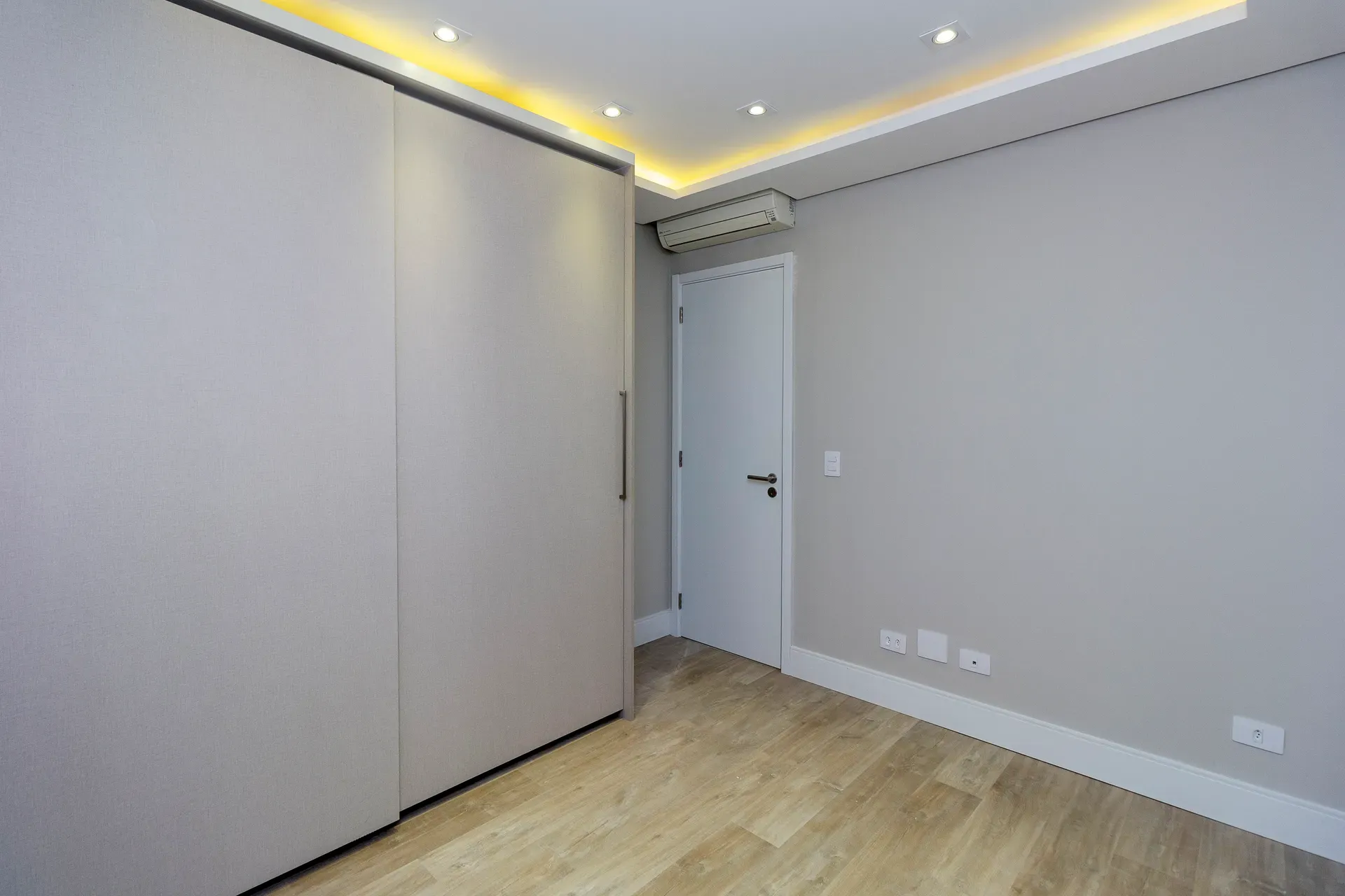 Unfurnished 4-bedroom apartment with 5 bathrooms — photo 56