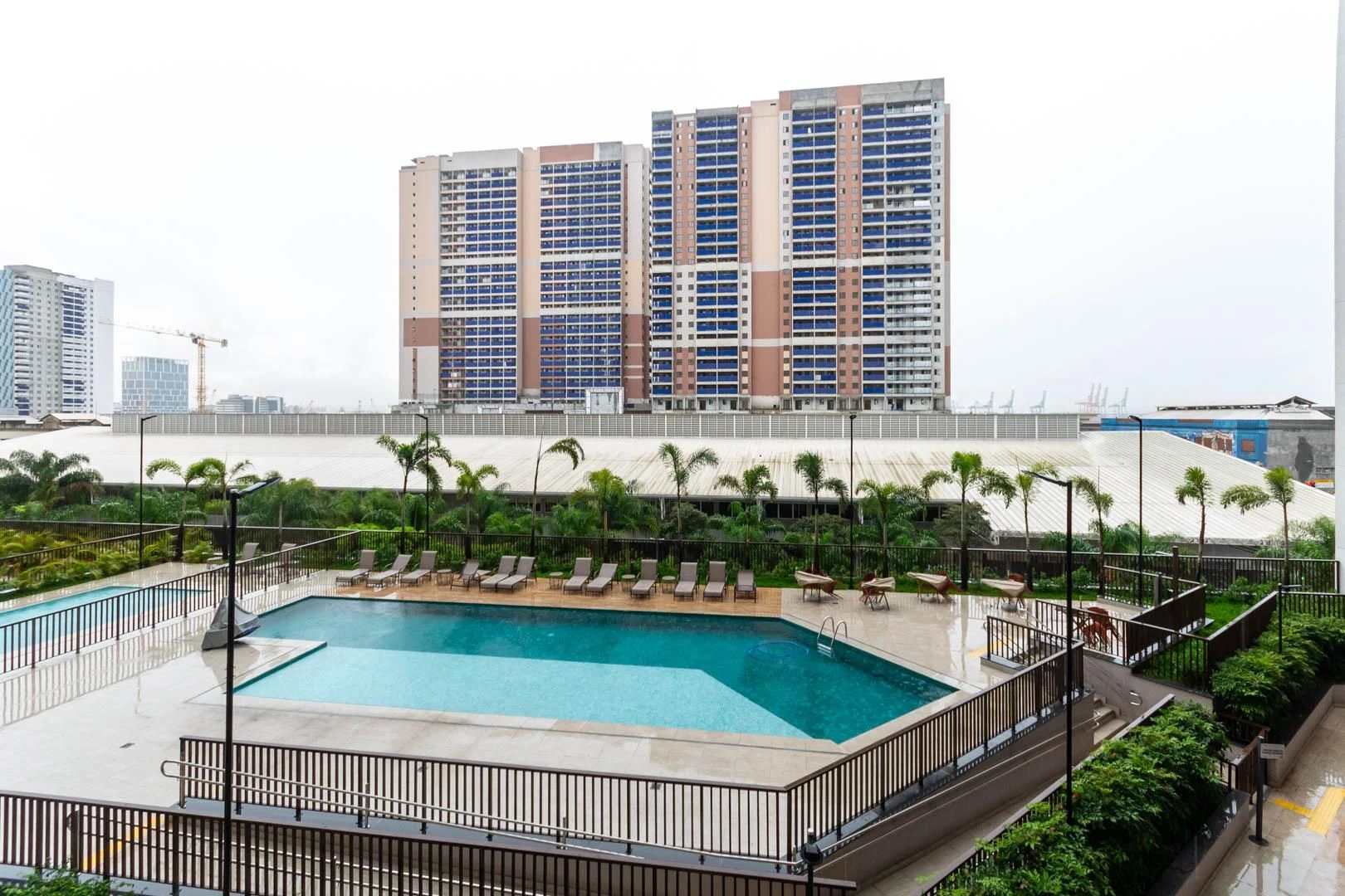 2-bedroom apartment with a suite and a glass balcony — photo 9