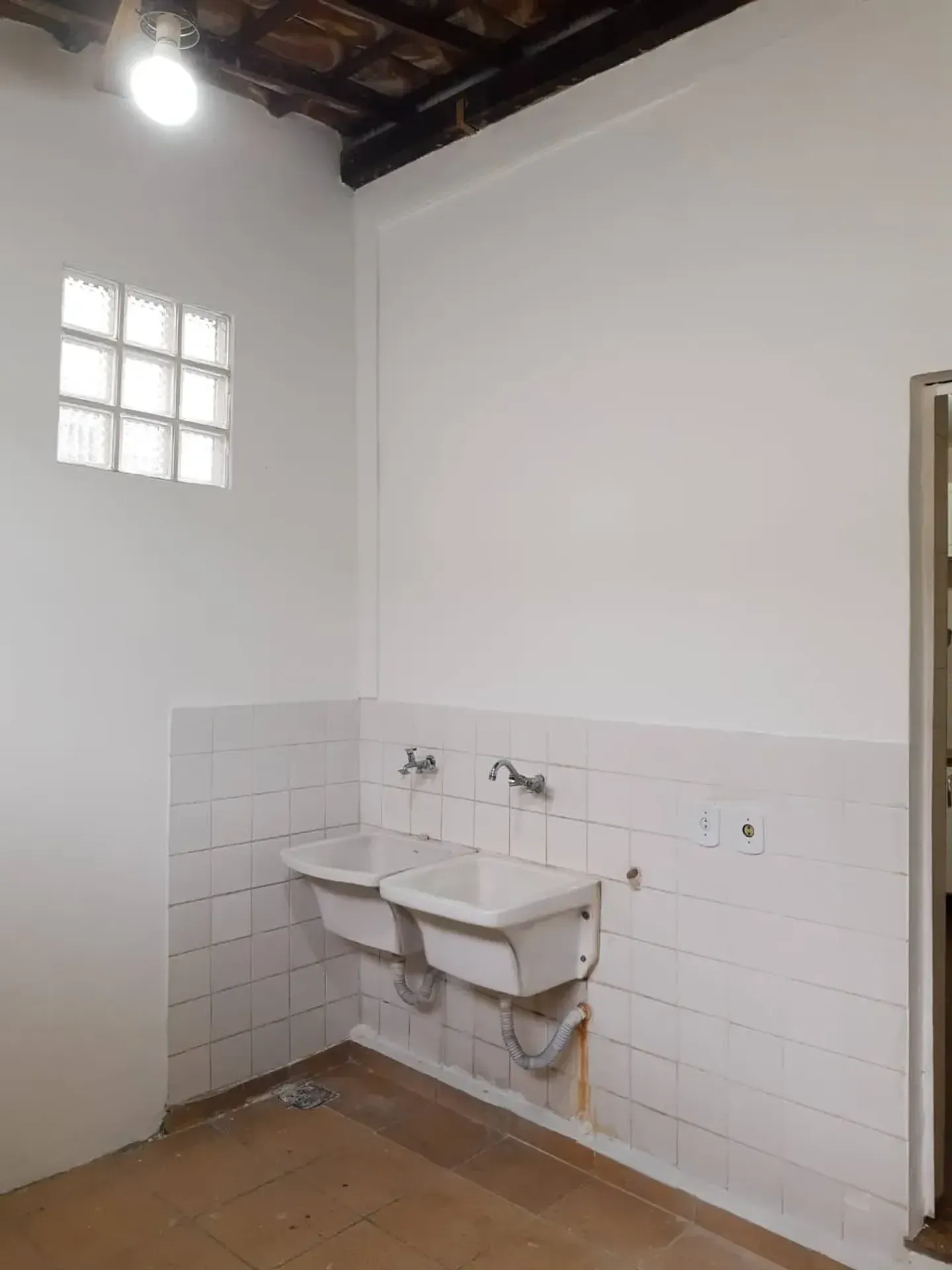 Bathtub in a 5-bedroom house, 240 m² — photo 43