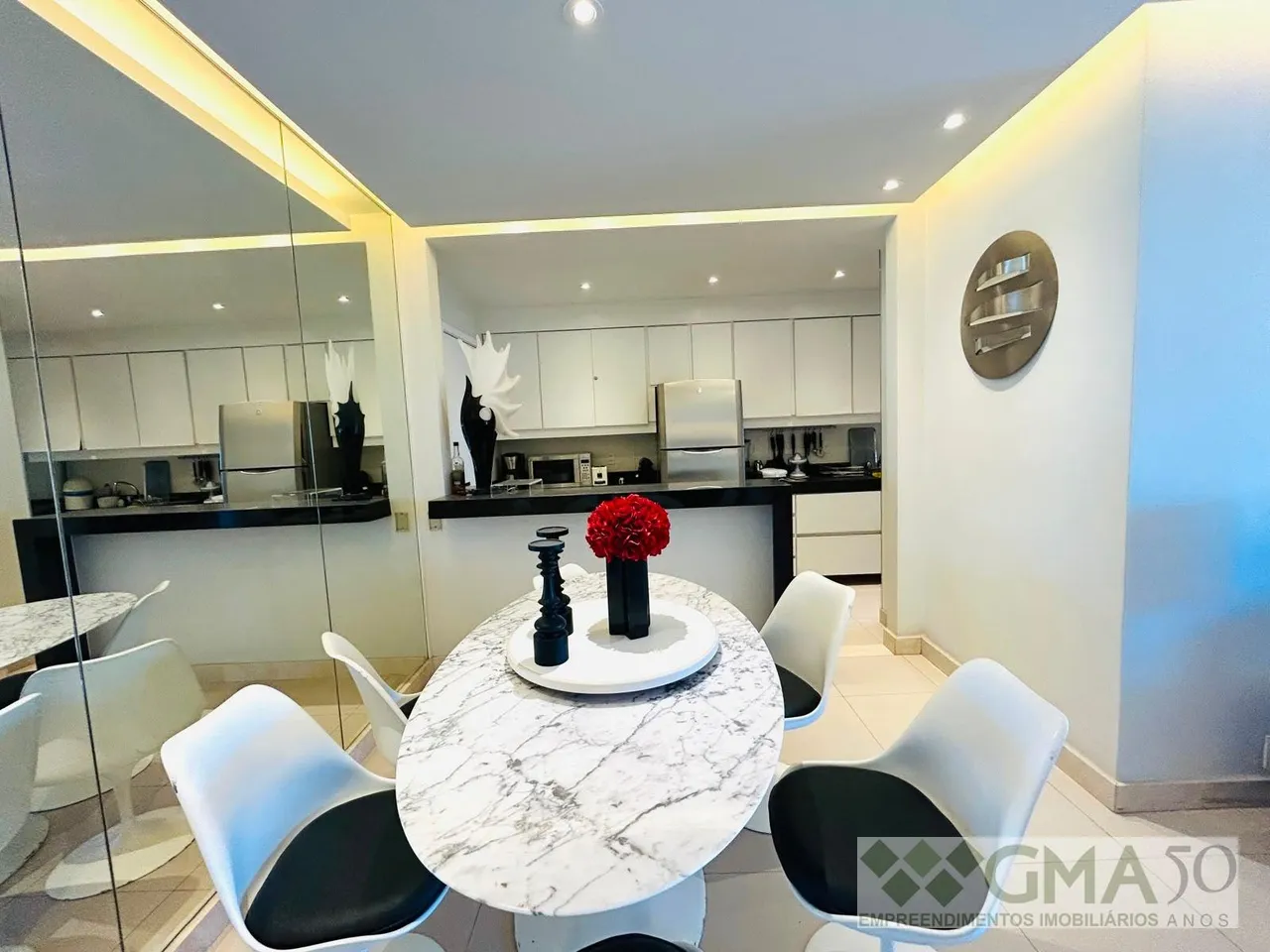 Furnished 1-bedroom apartment with open-plan kitchen — photo 17