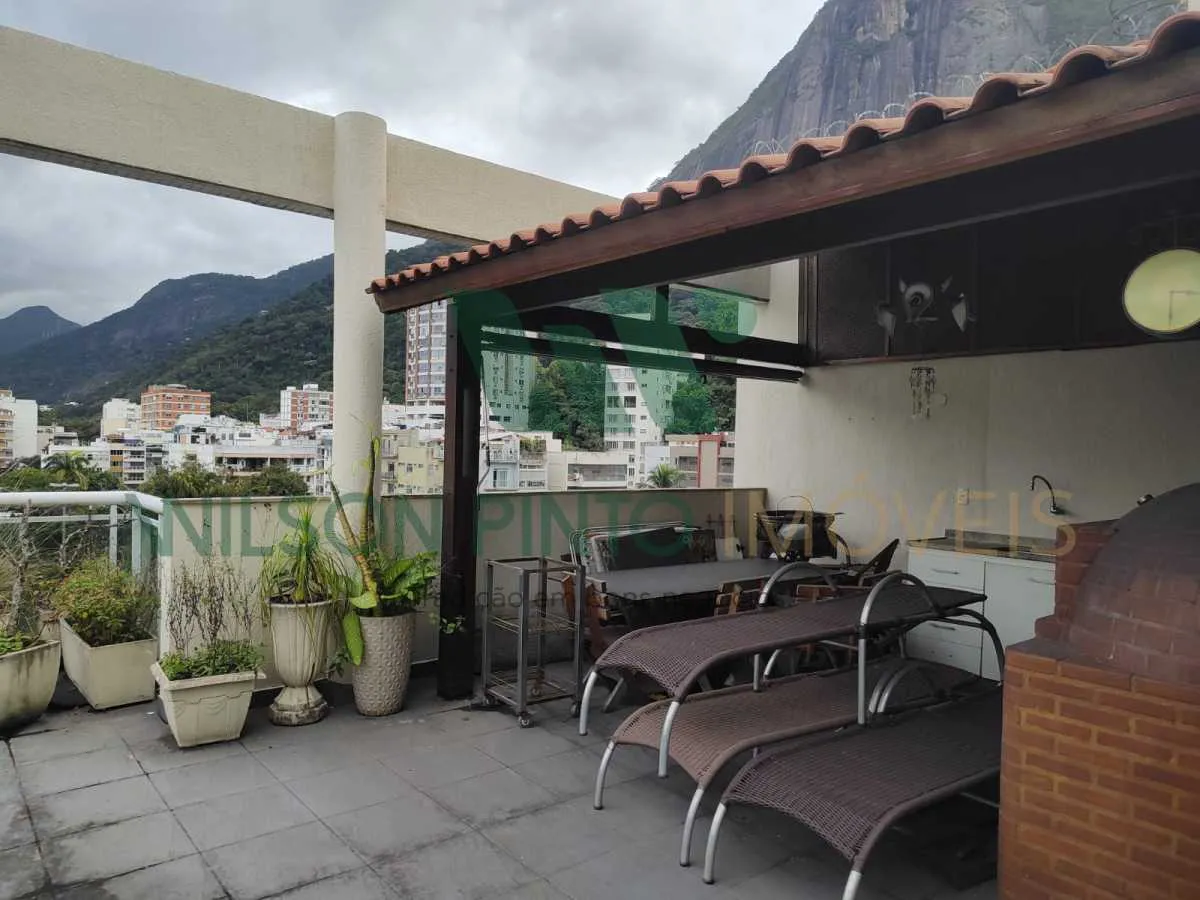 Balcony with a grill in a 2-bedroom apartment, 172 m² — photo 11