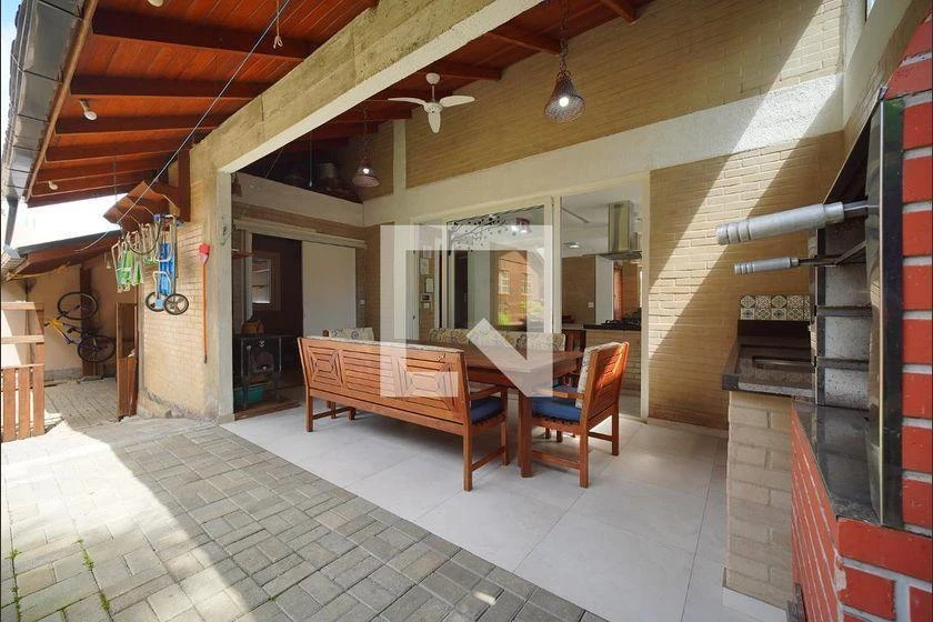 Rental house with 2 bedrooms, 425 m² and a balcony — photo 28
