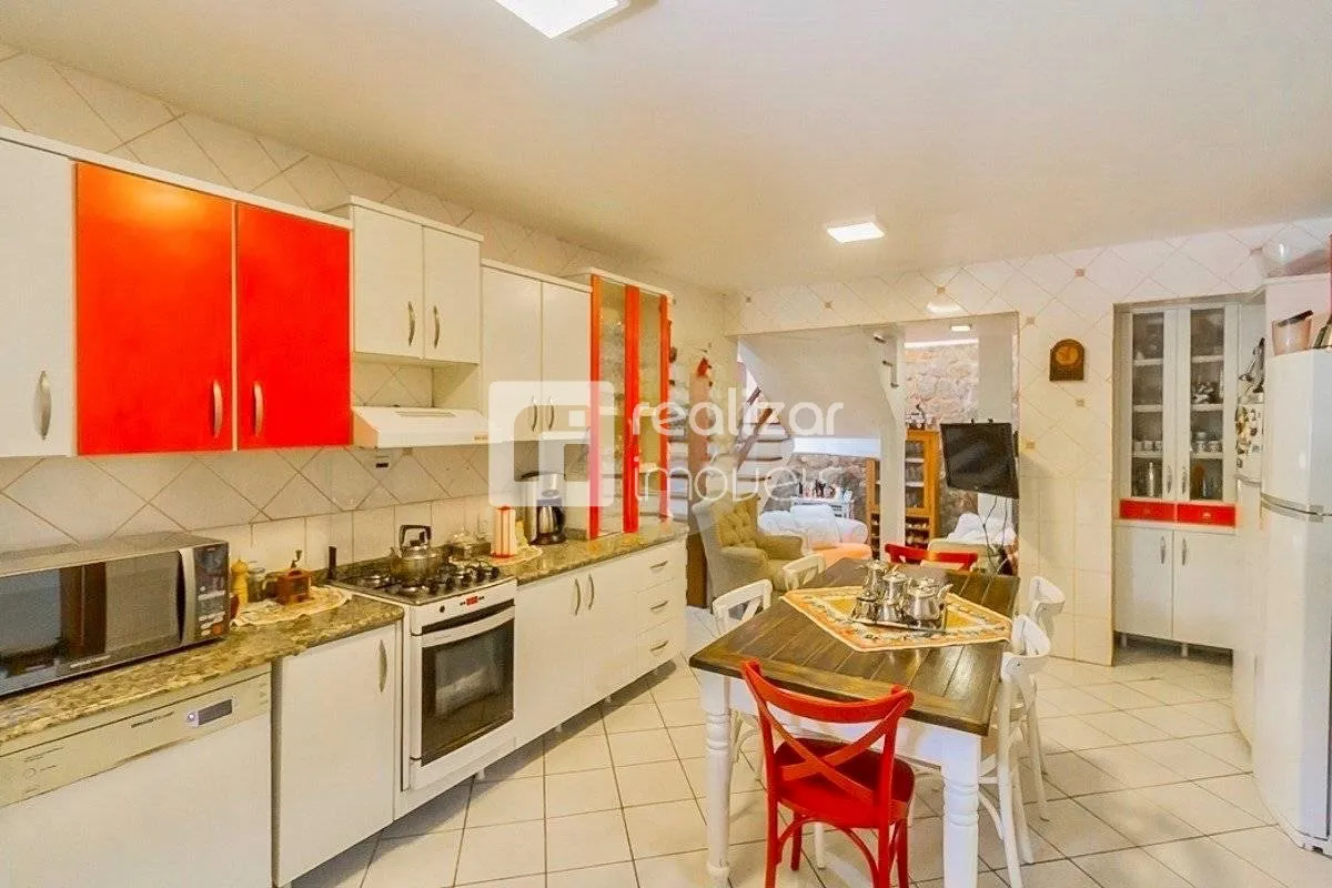 Casa mobiliada com 5 quartos e cozinha com fogão a gás
