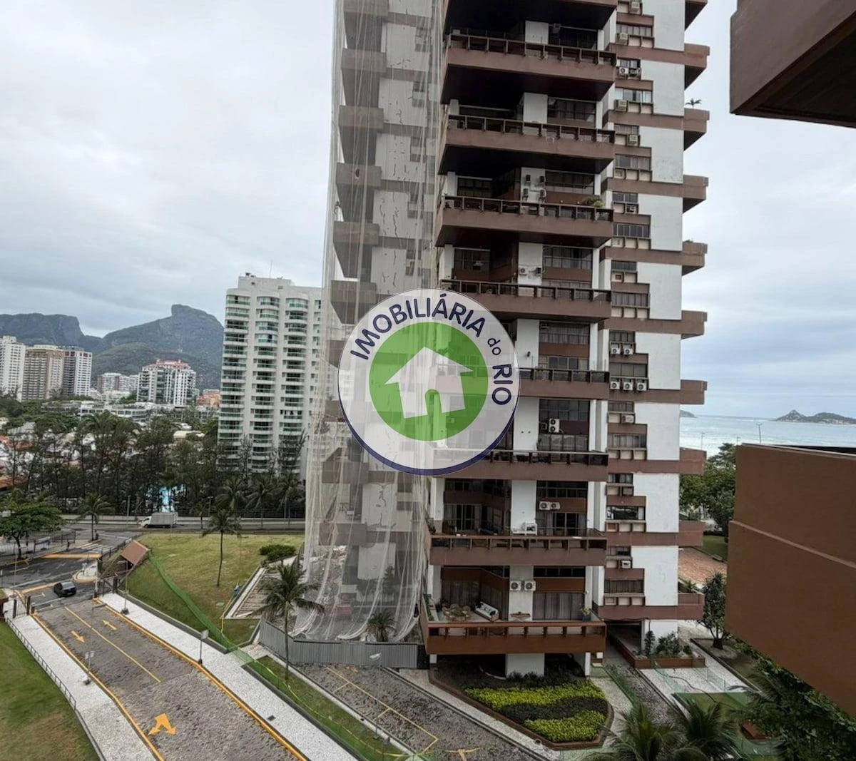 4-bedroom rental with 5 bathrooms and water views — photo 17