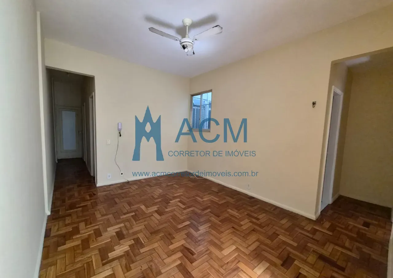 Wood or laminate floors in a one-bedroom apartment, 52 m² — photo 11