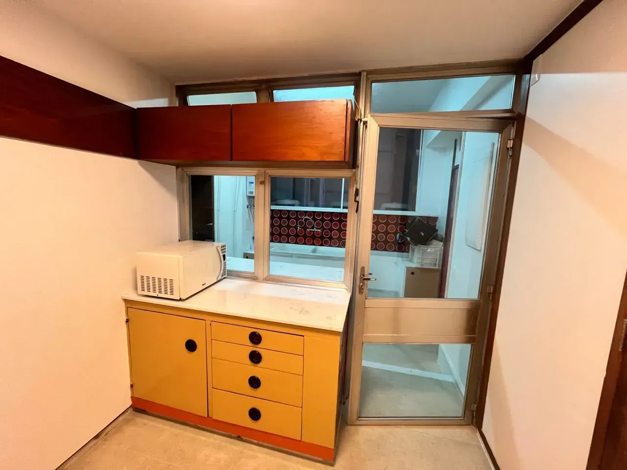 Apartment with a closed-off kitchen and room to work — photo 3
