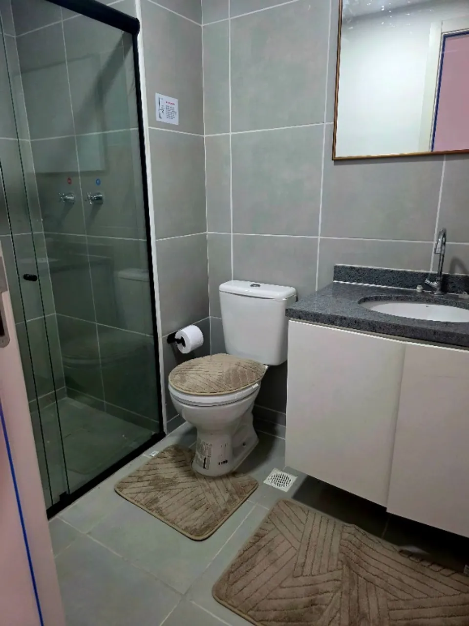 One-bedroom apartment in a building with a gym — photo 11