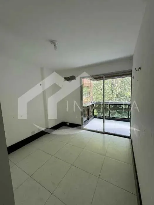 Residential apartment with 3 bedrooms and enclosed balcony — photo 10