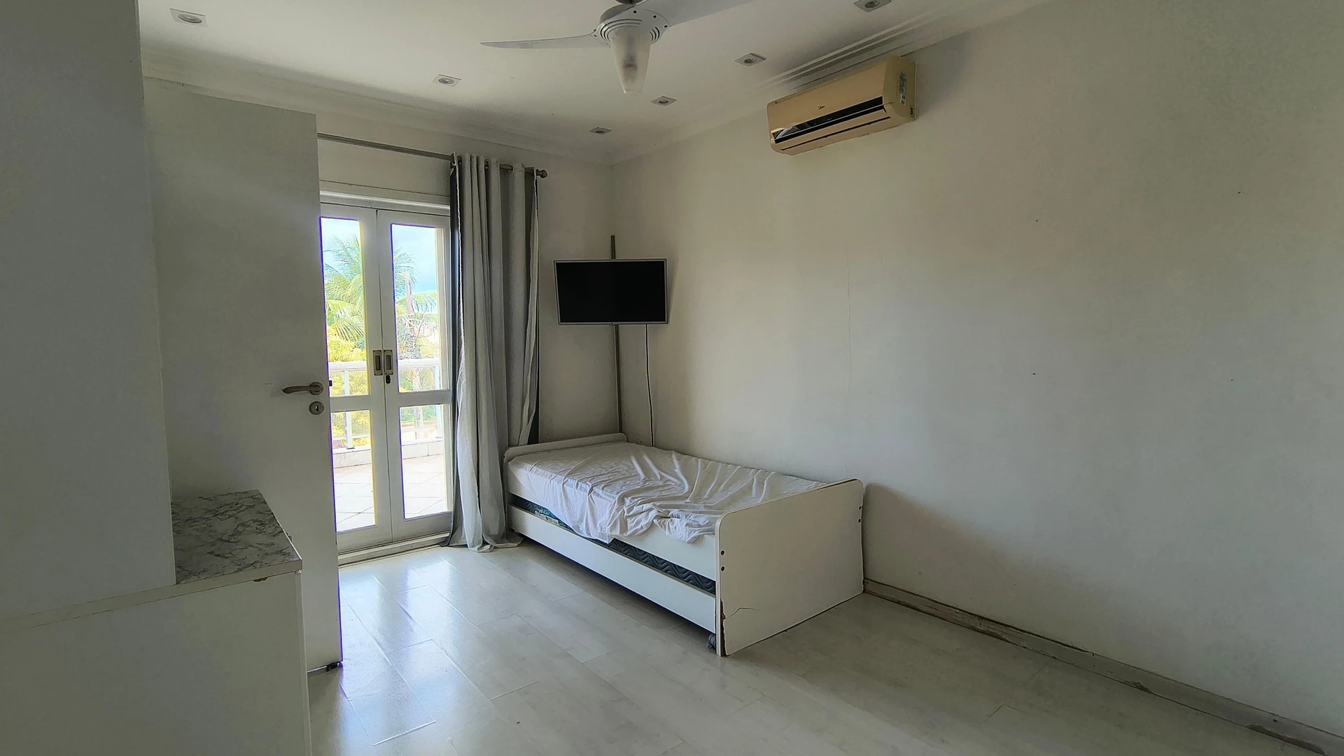 Furnished house with 7 bedrooms and open-plan kitchen — photo 51