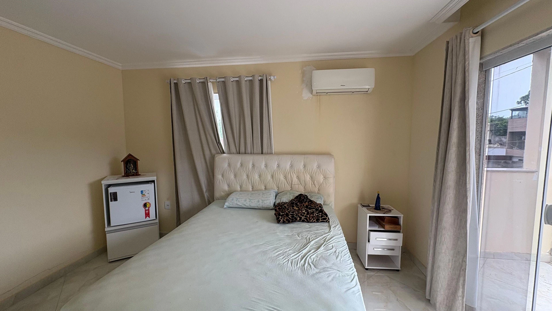 4-bedroom house with a glass-enclosed balcony — photo 5