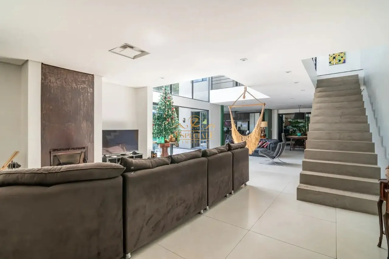 Furnished contemporary house with 3 bedrooms and 540 m² — photo 7