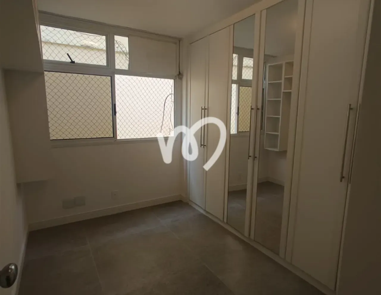 Walk-in closet in a 3-bedroom apartment, 101 m² — photo 20