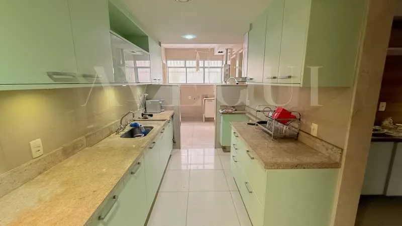 210 m² apartment with a balcony, 3 bedrooms and 5 baths — photo 2