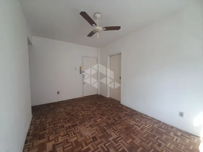 2-bedroom apartment with wood or laminate floors — photo 5