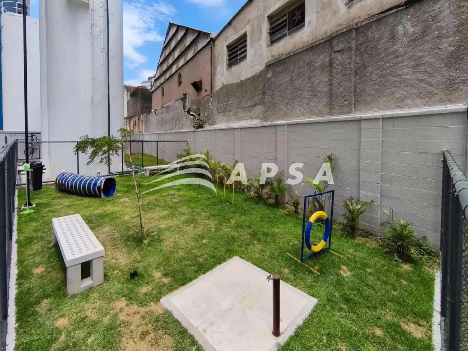 Furnished 1-bedroom apartment with a private BBQ area — photo 16