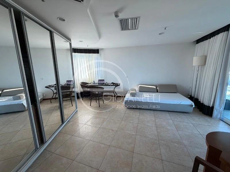 Furnished 1-bedroom apartment with glass-enclosed balcony — photo 5