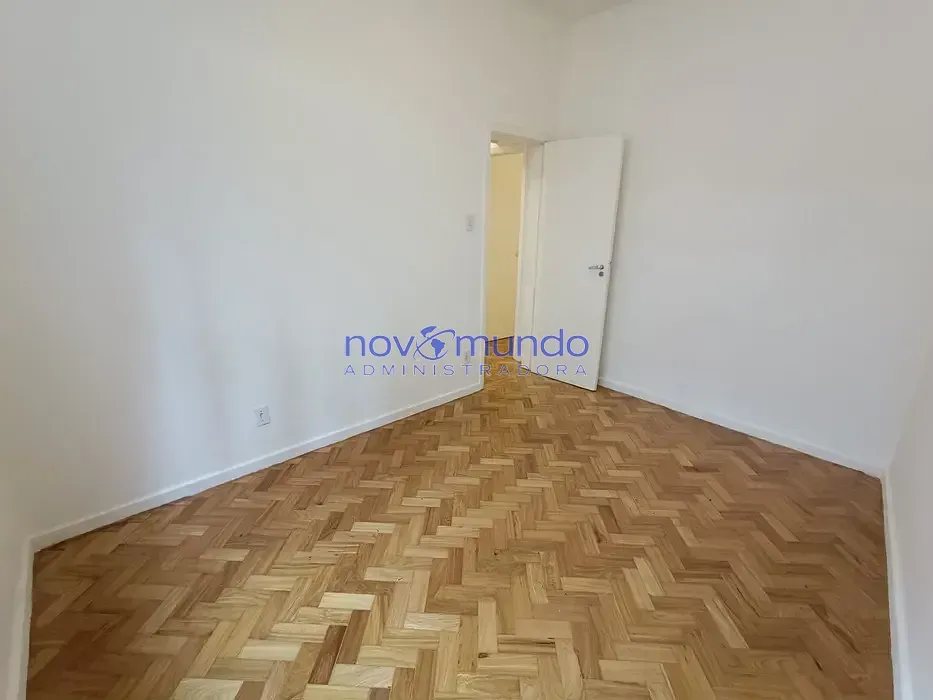 Apartamento de 3 quartos com piso de madeira ou laminado — photo 18