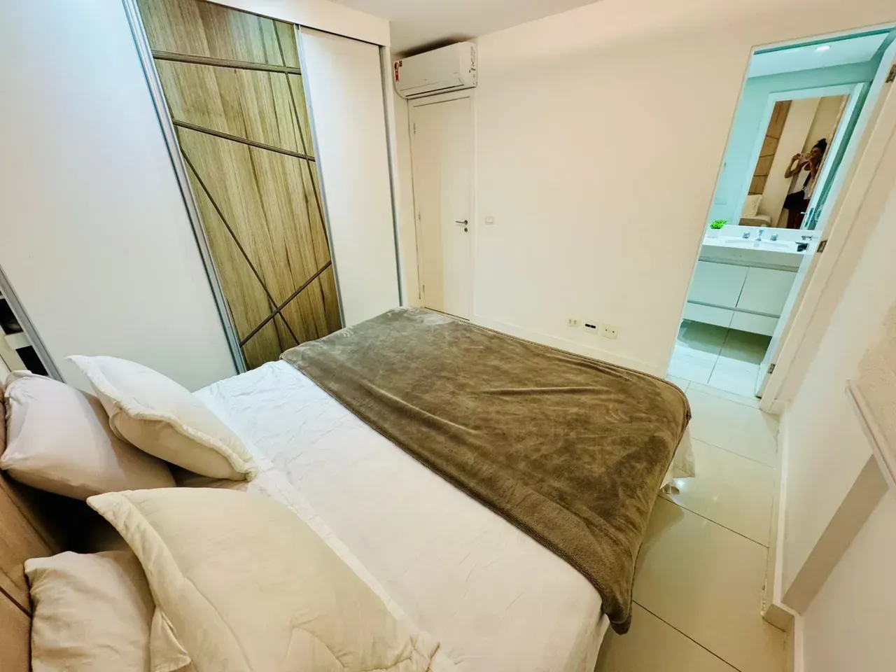 Furnished 3-bedroom apartment with open-plan kitchen — photo 28
