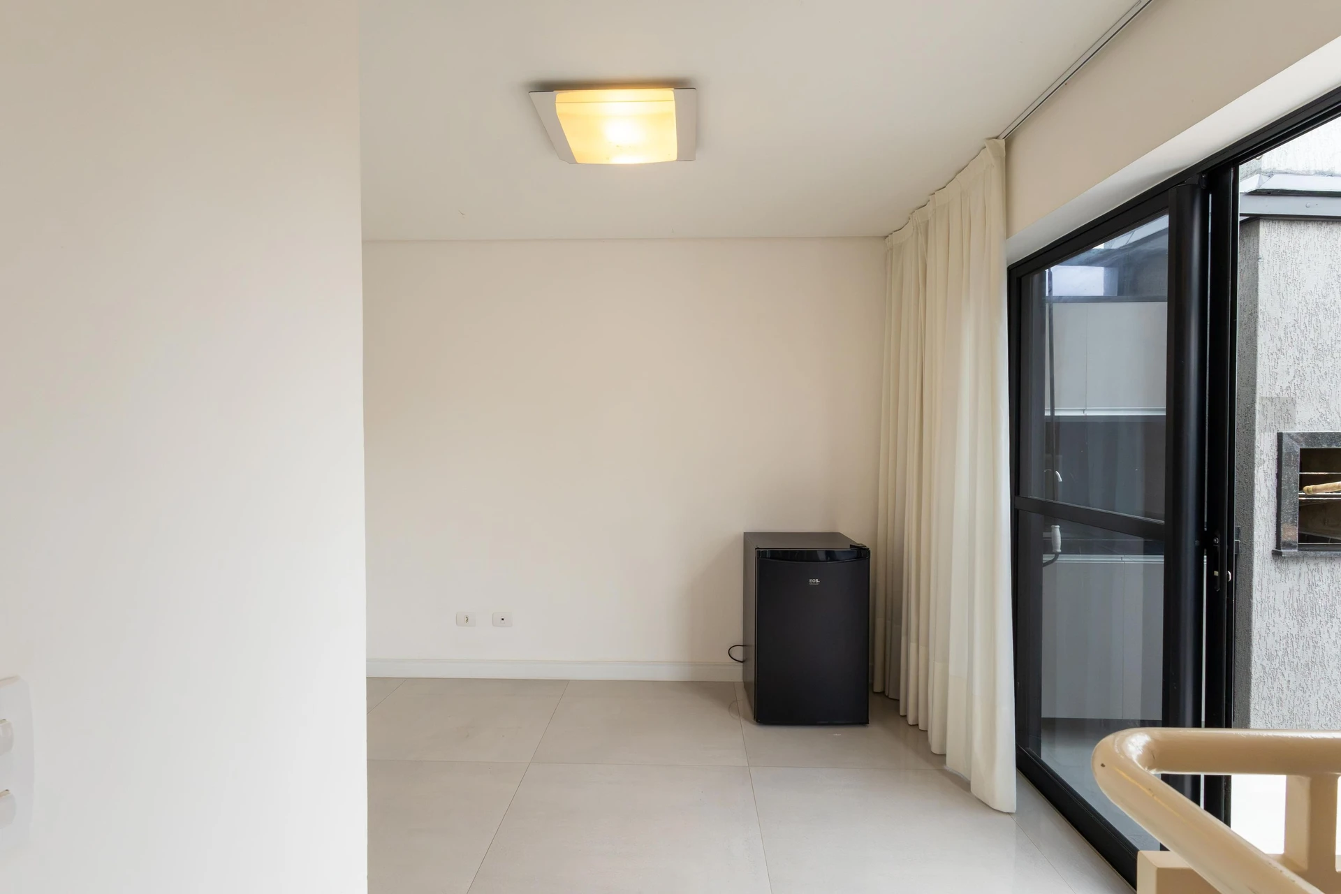 2-bedroom apartment with a glass-enclosed balcony — photo 3