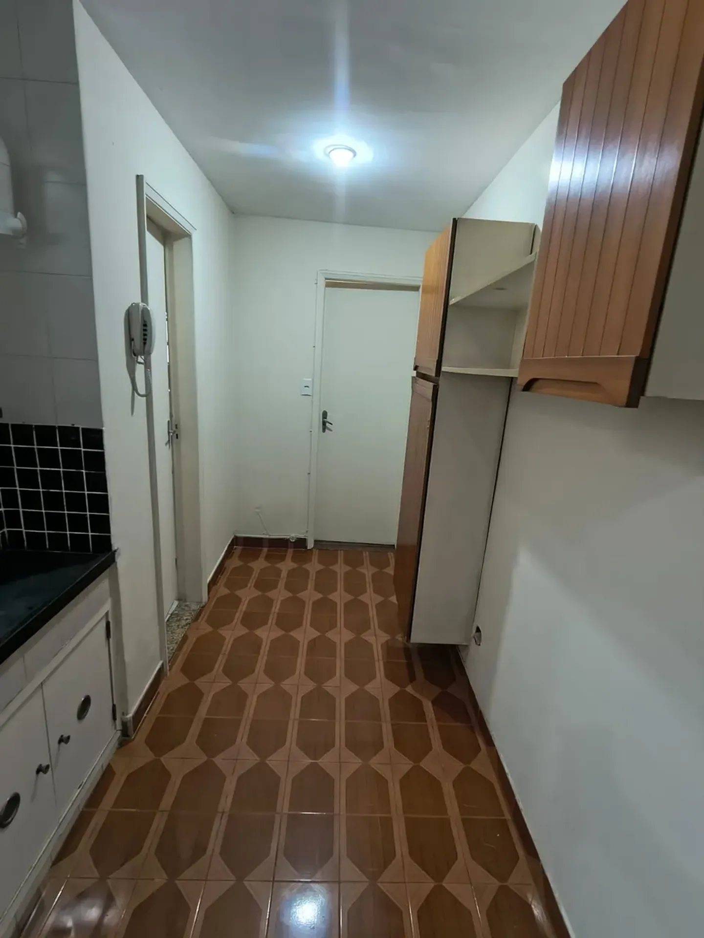 Apartamento de 1 quarto com piso de madeira ou laminado