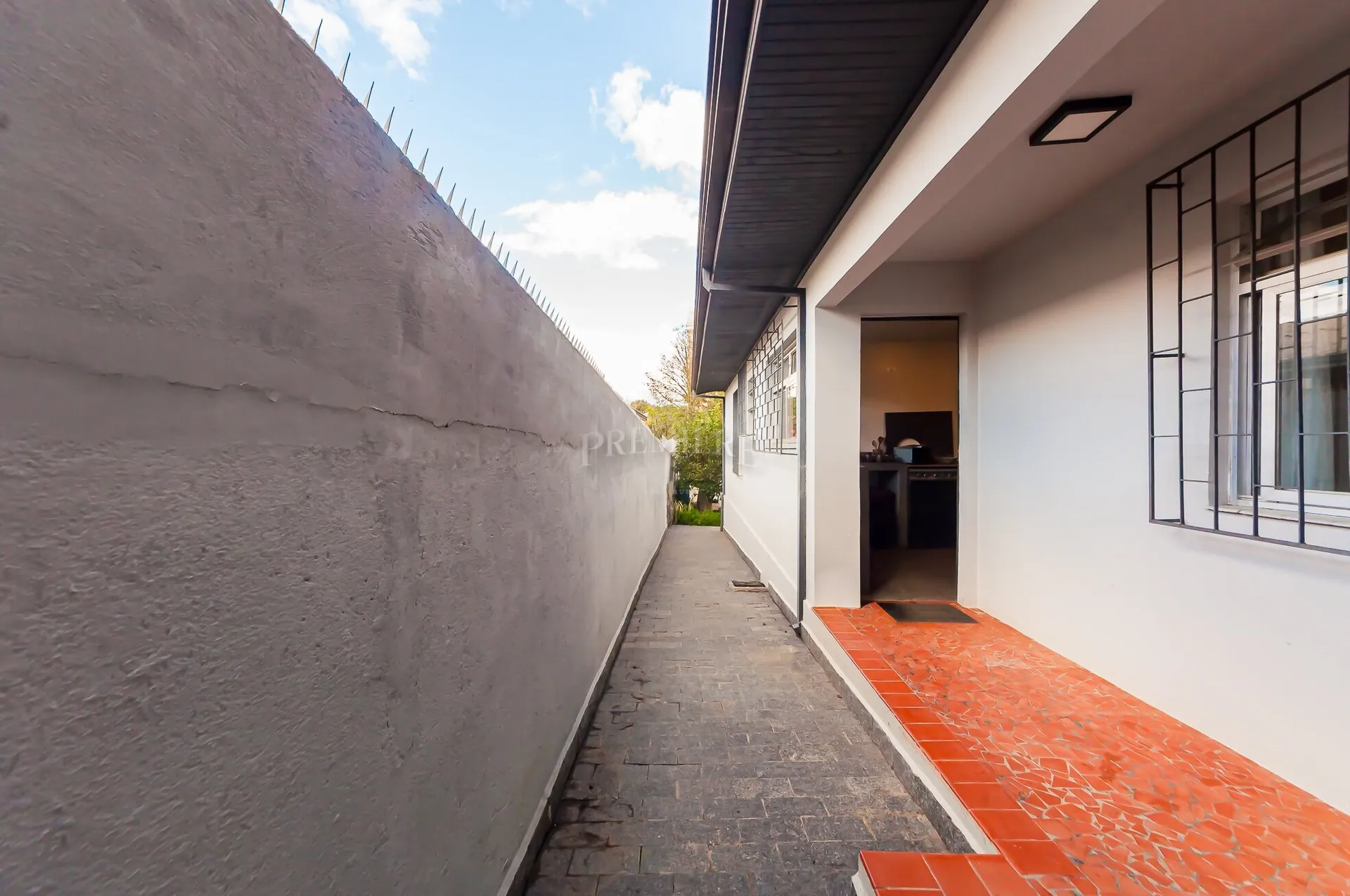 230 m² unfurnished apartment with 4 bedrooms and private garden — photo 32